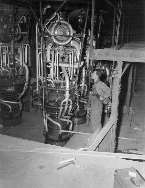 Datei:V2-Bauteile Stollen Konzentrationslager Mittelbau-Dora.jpg